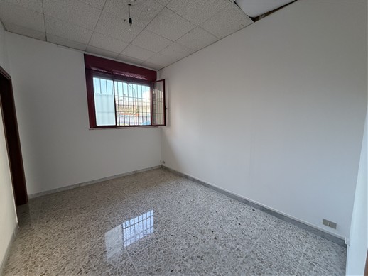Locale Categoria Catastale A/10. Piano Terra, Ingresso Indipendente.
